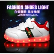 儿童发光鞋七彩灯鞋男女童充电荧光小白鞋运动鞋新款春秋夜光板鞋