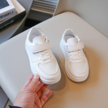 隐形双网透气款儿童小白鞋。