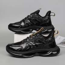 系带款压纹皮革面料，TPU耐磨大底，时尚潮流